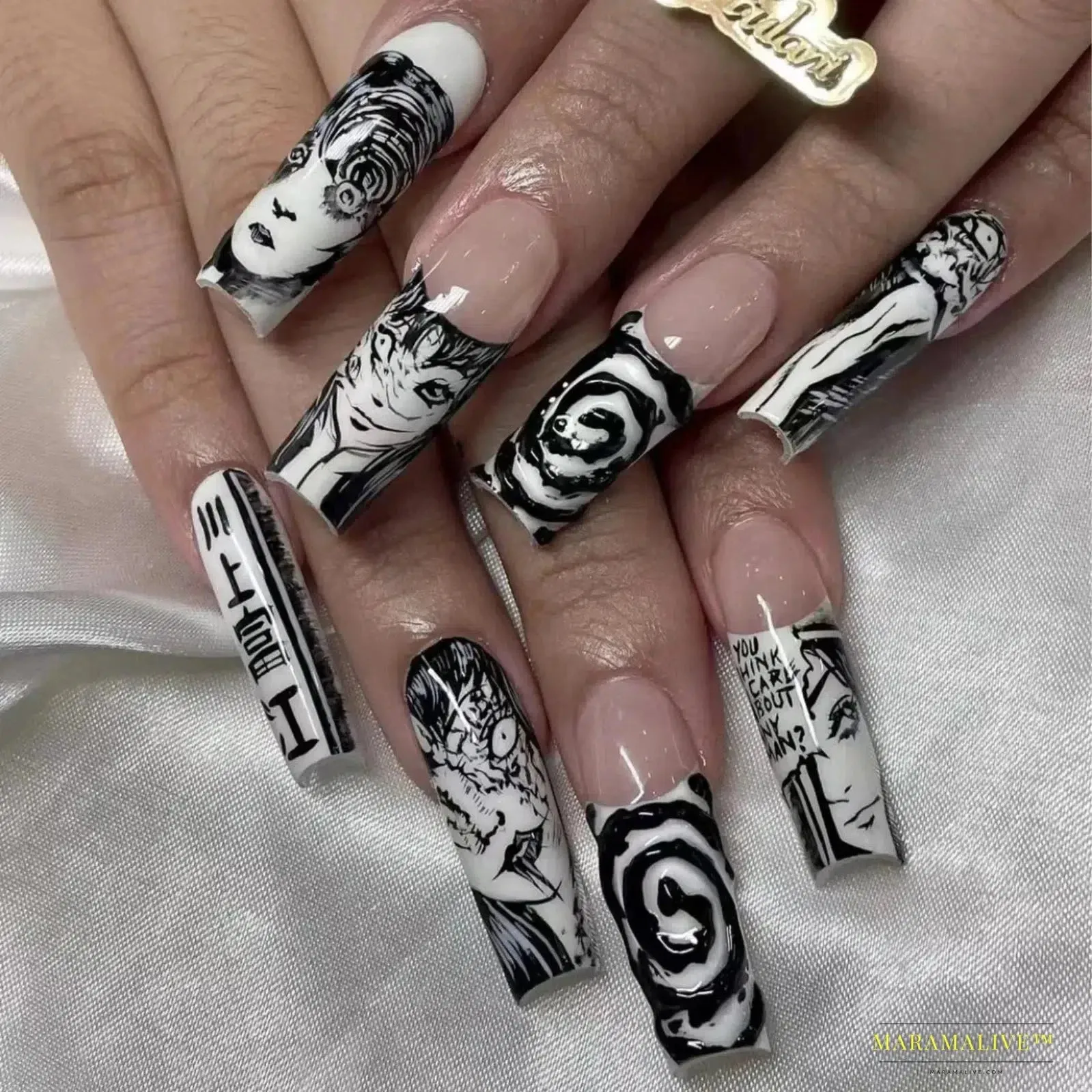 24Pcs Horror Comic Halloween False Nail Tomie Press on Nails Almond Glossy Black Japanese Anime Nails Reusable Tips for Girls