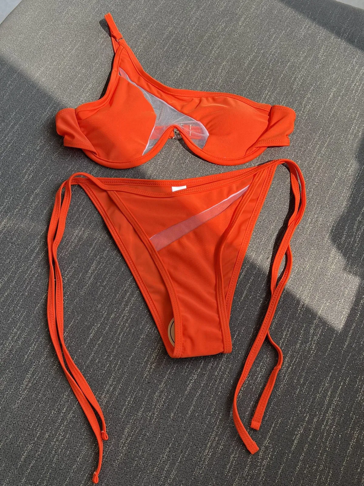 Verführerisches, durchsichtiges, glamouröses One-Shoulder-Micro-Bikini-Set