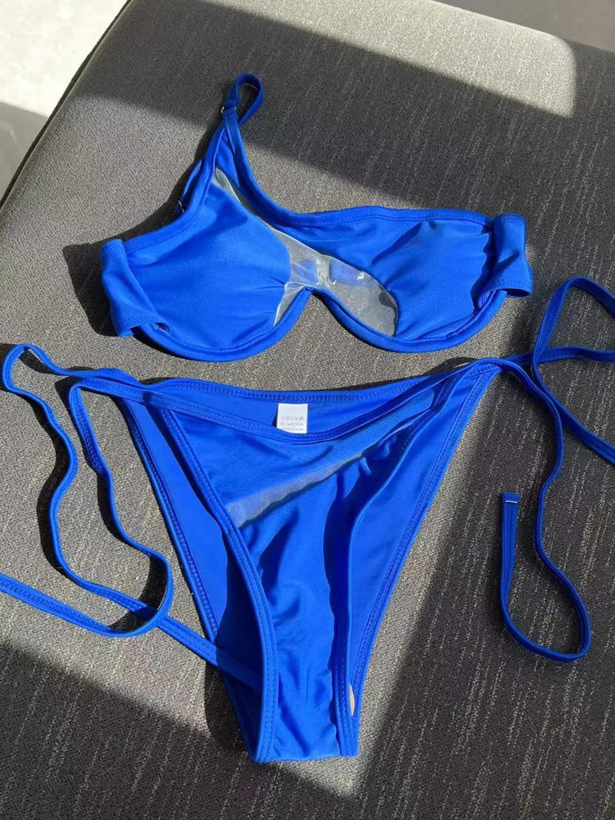 Verführerisches, durchsichtiges, glamouröses One-Shoulder-Micro-Bikini-Set
