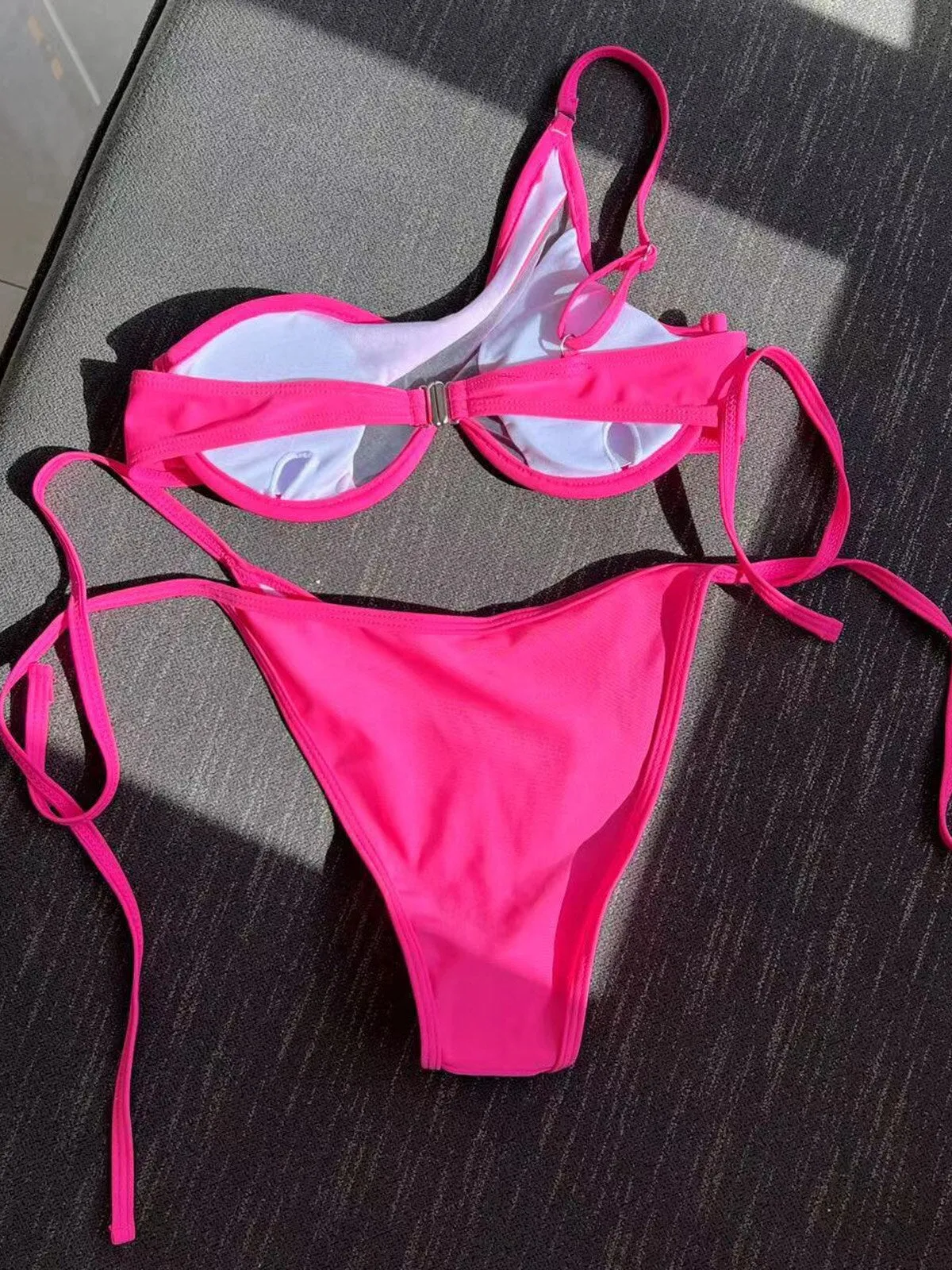 Verführerisches, durchsichtiges, glamouröses One-Shoulder-Micro-Bikini-Set