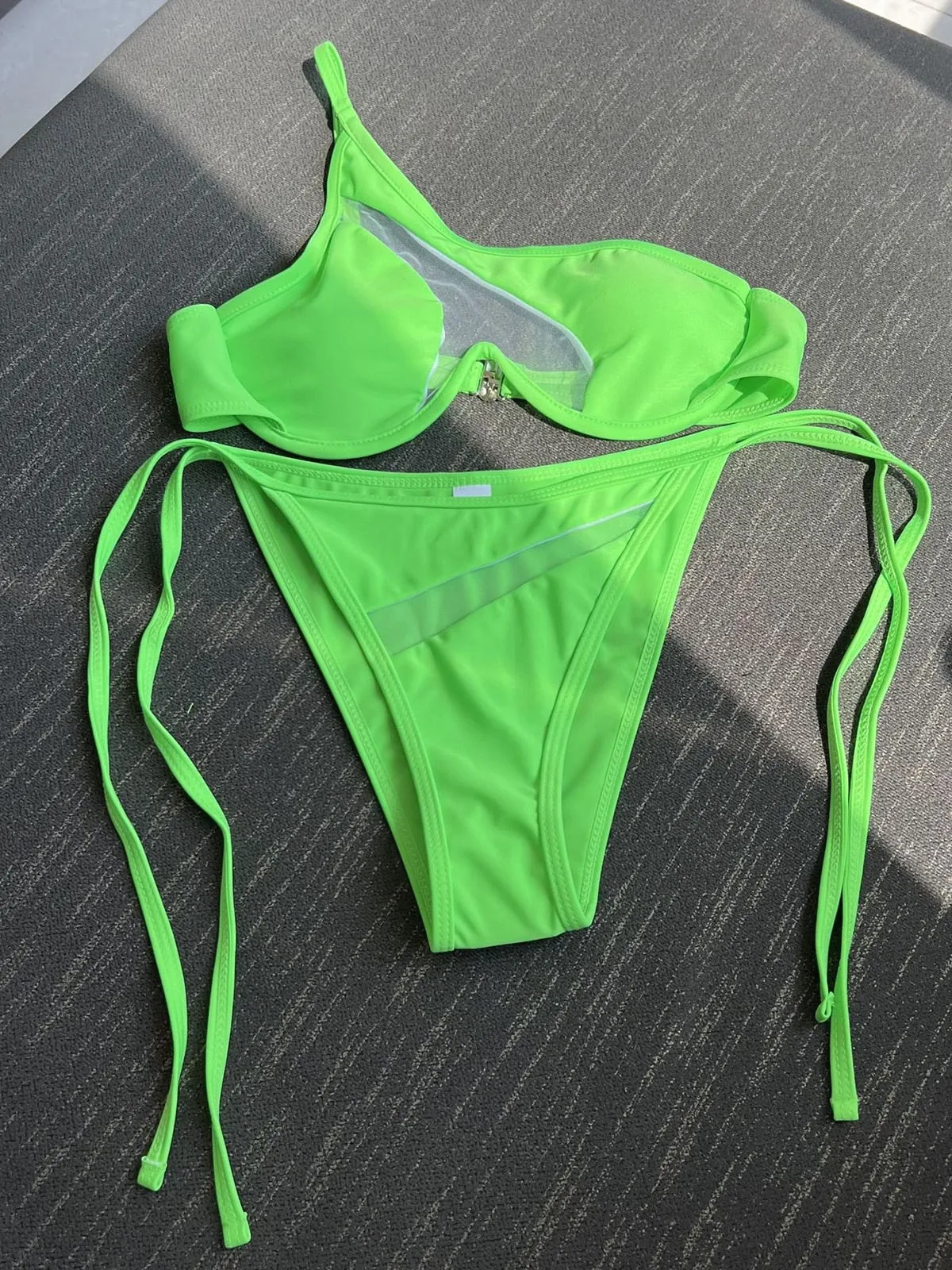 Verführerisches, durchsichtiges, glamouröses One-Shoulder-Micro-Bikini-Set