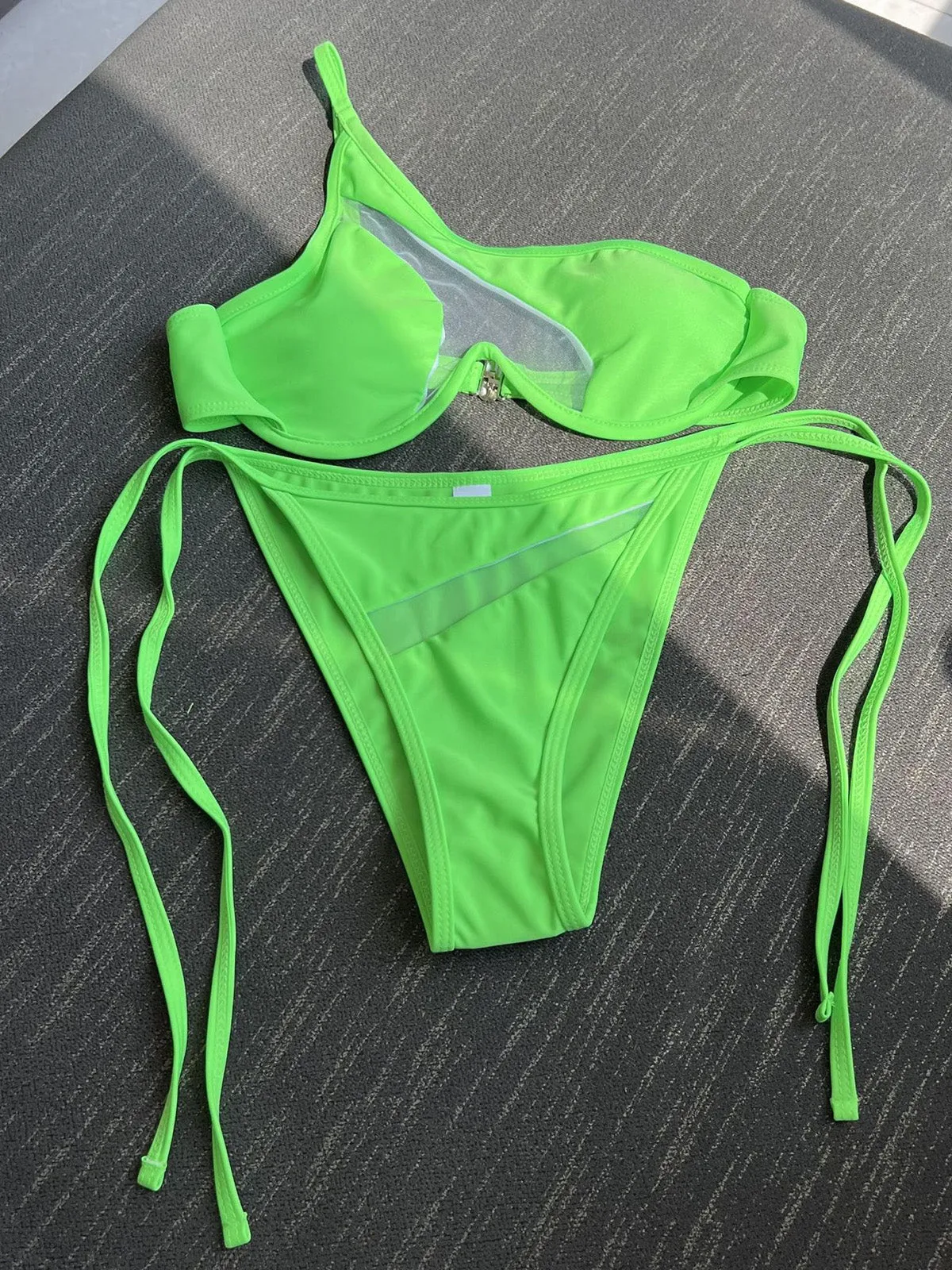 Verführerisches, durchsichtiges, glamouröses One-Shoulder-Micro-Bikini-Set
