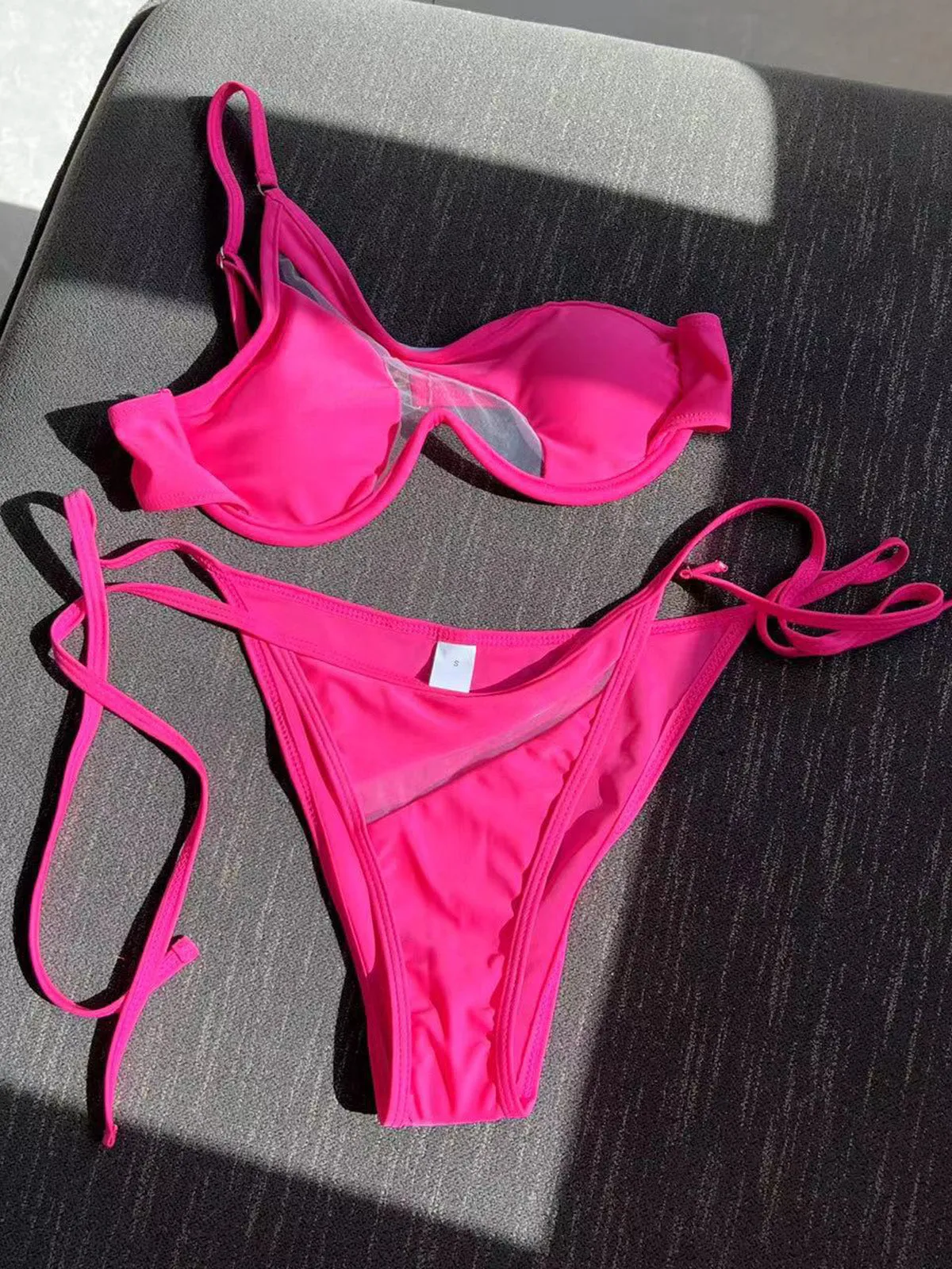 Verführerisches, durchsichtiges, glamouröses One-Shoulder-Micro-Bikini-Set